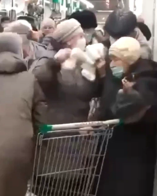 Бабушки сражаются. Бабушки дерутся за сахар. Драка за сахар. Бабки дерутся в очереди.