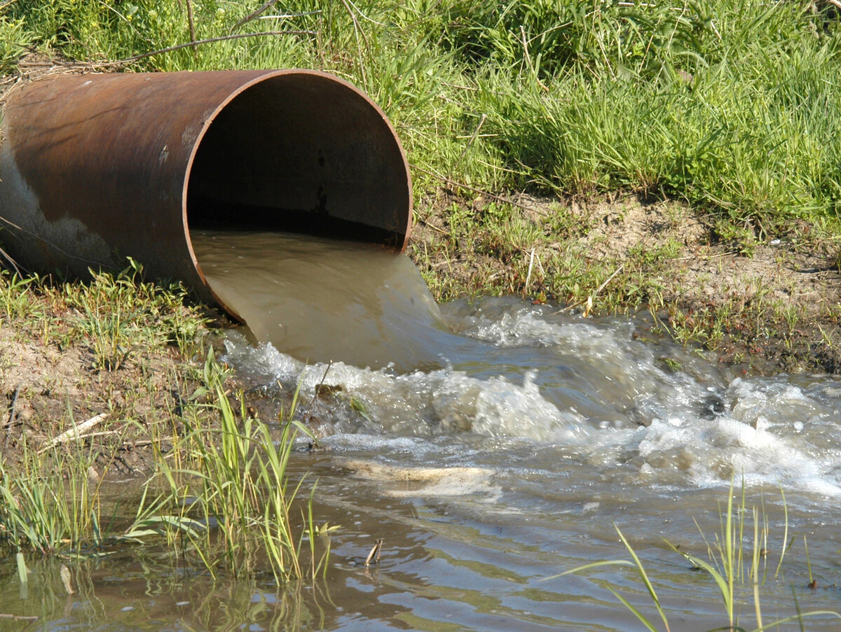 Загрязнение водохранилища. Сточные воды. Загрязнение водных объектов. Загрязненные водоемы. Сточные воды загрязнение.