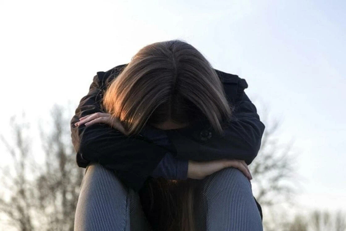 Картинки девушка плачет из за парня