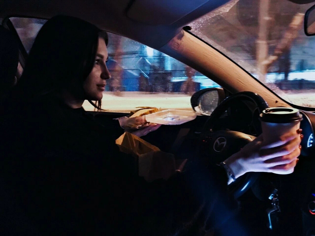 Две девушки в автомобиле
