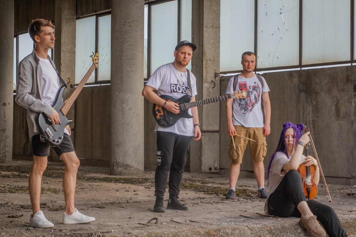 Король и шут разбежавшись прыгну со скалы. Фия элден. Стихи о войне для детей. Багровые осколки екаи. Бросил отряд ради спутниц короля.