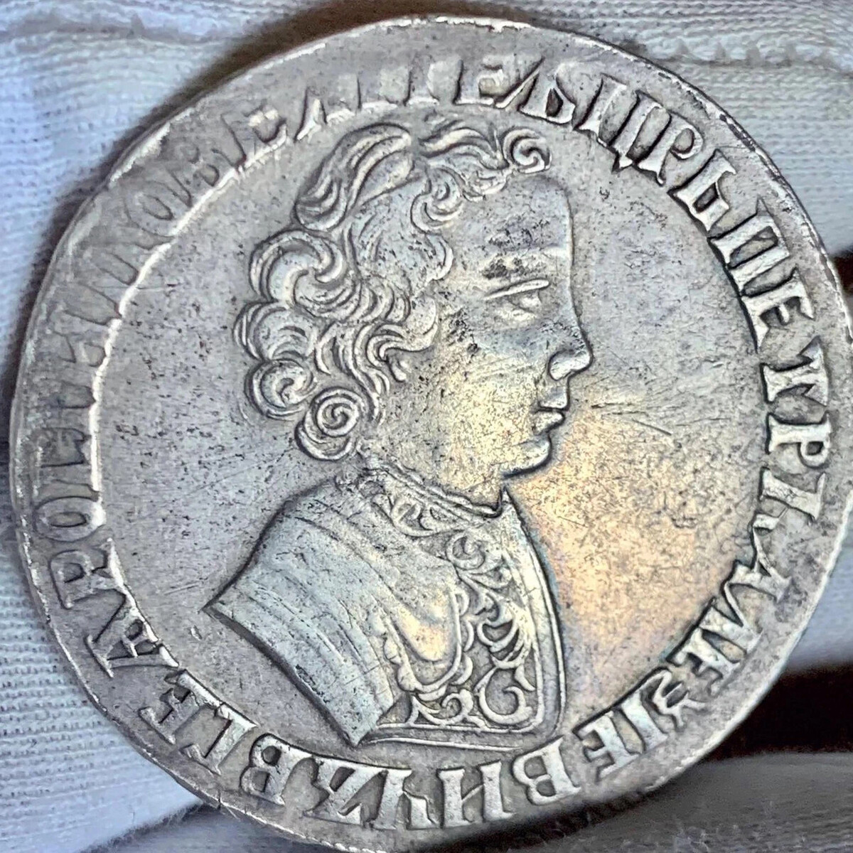 Цена 1 рубля квадратные. Рубль 1705 года. 1 Рубль 1705 года монета добра. 1 Рубль 1705 года разновидности. Корона Петра 1.