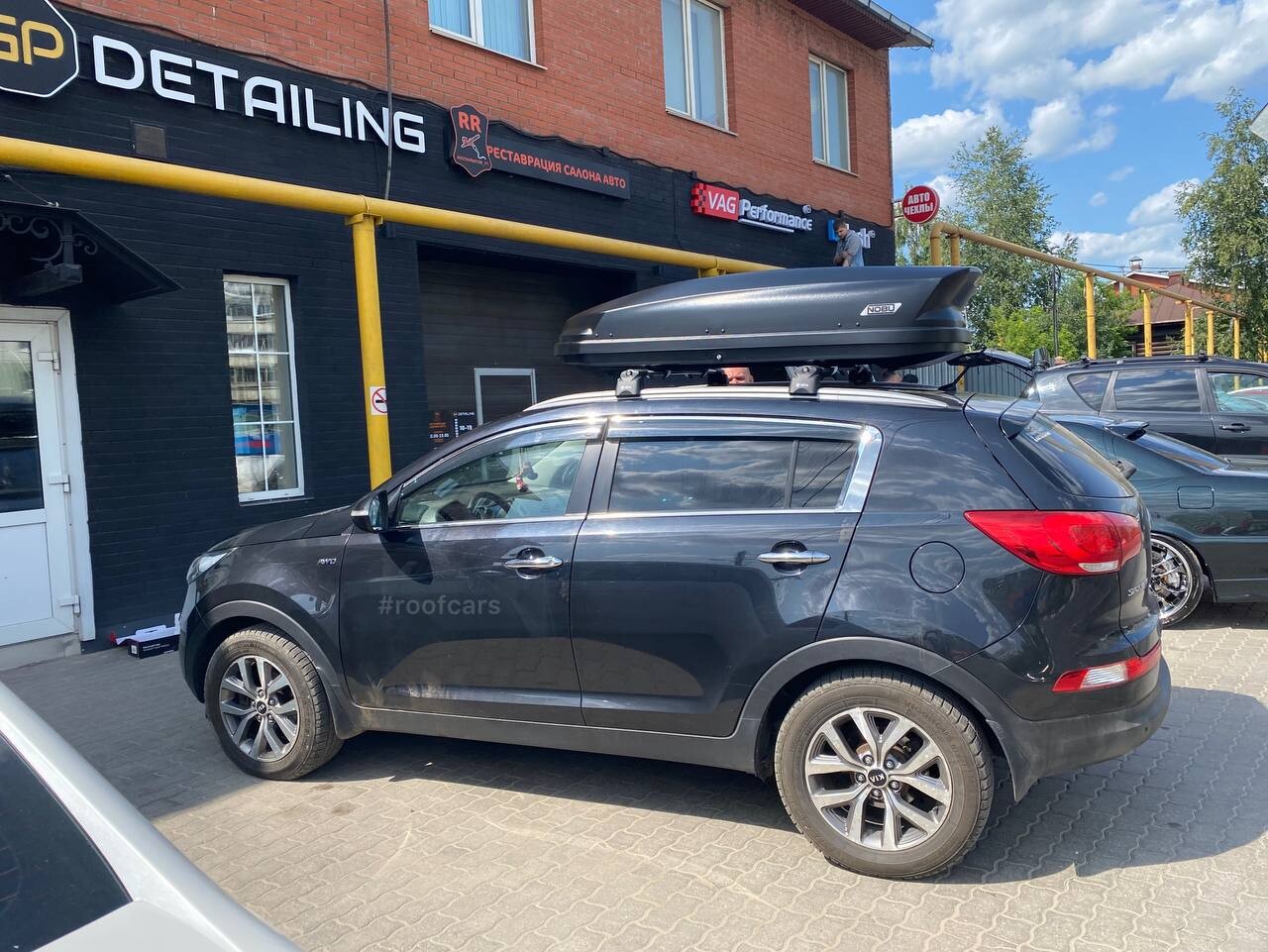 Установка багажника и автобокса 430л на KIA Sportage 3 в Туле – вид сбоку