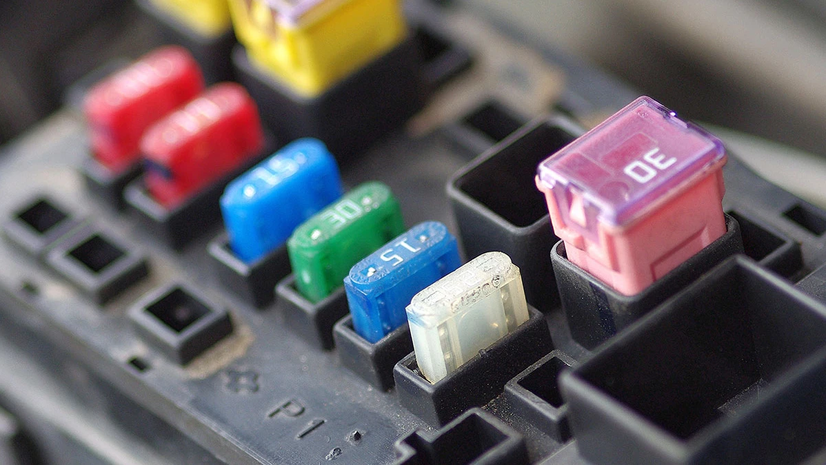 Перегорает предохранитель. Fuse Box car. Сгоревший предохранитель. Сгоревший автомобильный предохранитель. Fuse предохранитель.