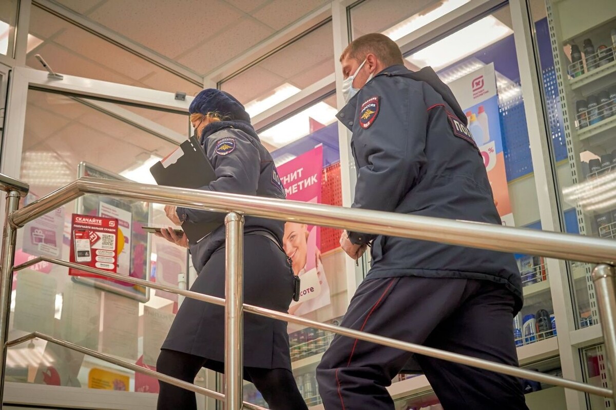 Рейд сотрудница полиции. Полиция Краснотурьинск Вечерний. Карпинский городской суд свердловской области