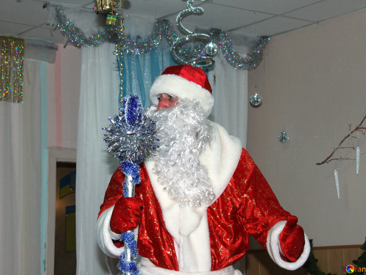 Костюм деда мороза с мишурой. Фокусы деда мороза. Волшебные фокусы деда мороза. Дед мороз зажигает в детском саду на утреннике. Видео креативного деда мороза в детском саду.