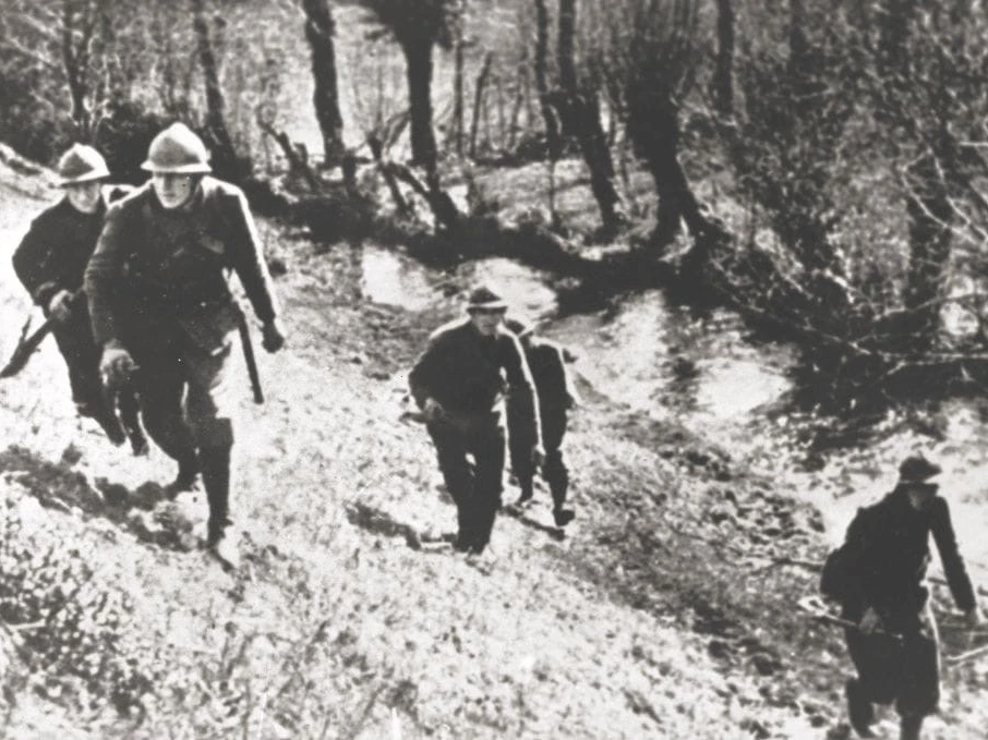 Польский солдат 1939 фото. Нападение на Польшу в 1939. Нападение на Польшу в 1939 фото. Нападение на Польшу 1939 фото солдата. Октябрь 1939 года