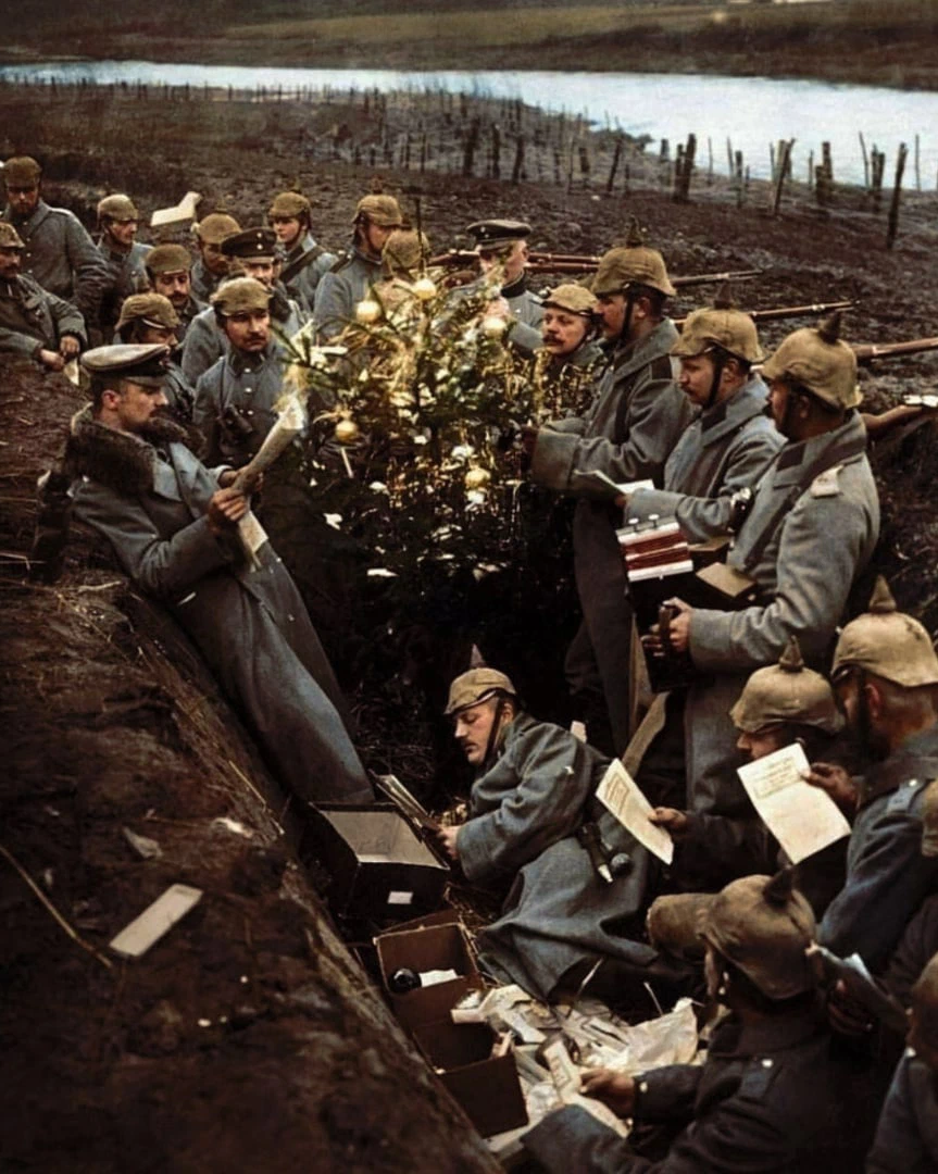 Перемирие первой мировой. Рождественское перемирие 1914 на Восточном фронте. Немецкие солдаты 1 мировой войны в окопах. Перемирие на Рождество 1914.