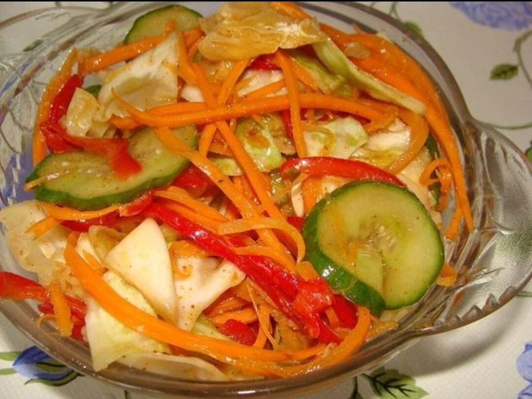 Овощной салат с морковью. Салат из корейской моркови и курицы и болгарского перца. Салат с корейской морковью и курицей и болгарским перцем. Салат из корейской моркови огурца и перца. Салат с кальмарами и корейской морковью.