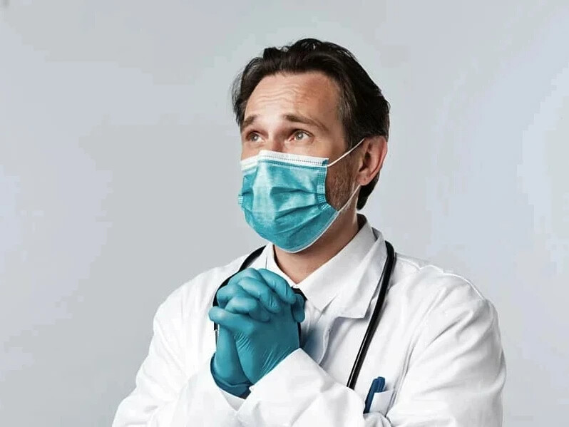 медицинская тематика. натан грин художник. иисус всегда рядом. общение между врачом и пациентом. православные врачи россии.