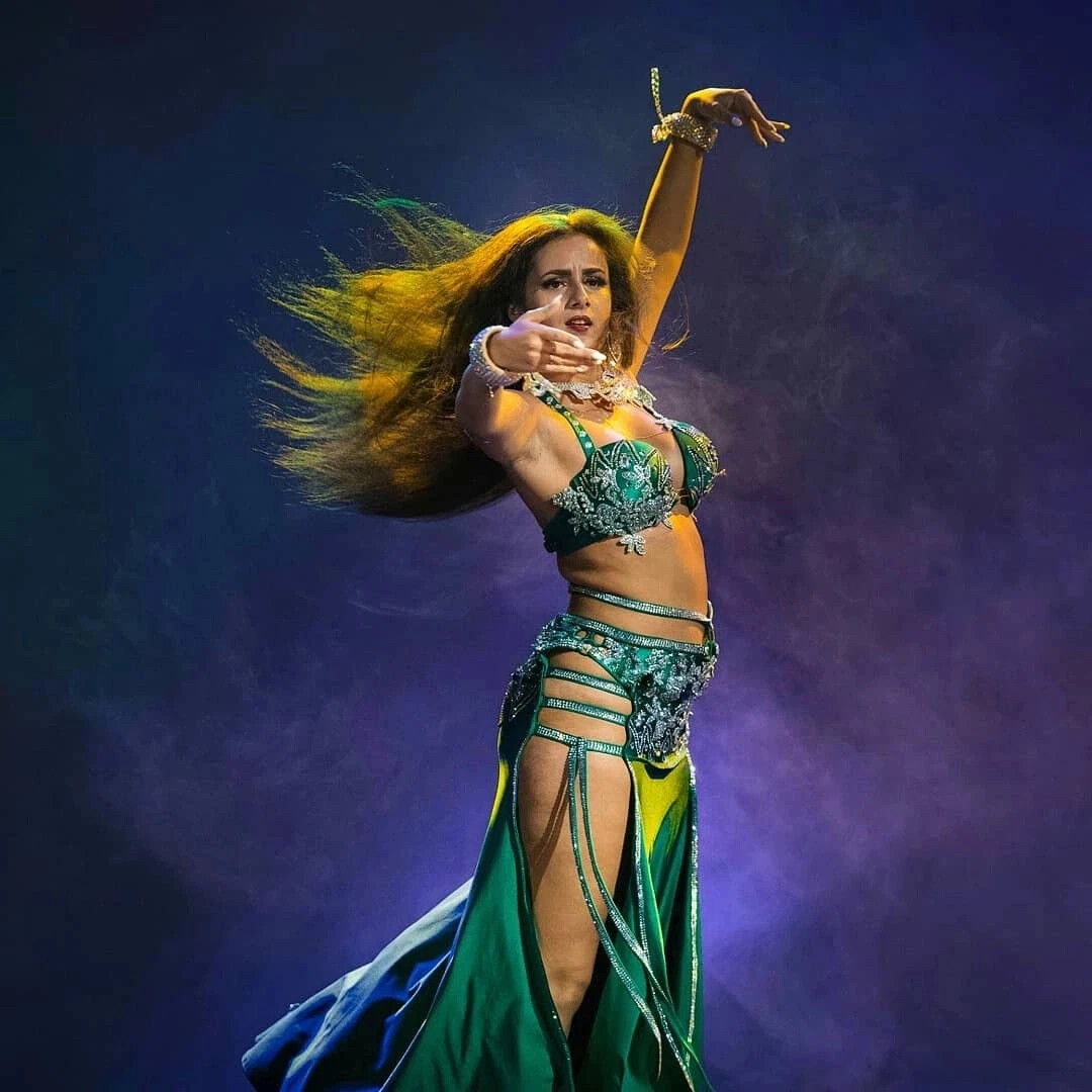 Школа восточных танцев москва. Восточные танцы. Школа восточных танцев. Восточные танцы для начинающих. Восточные девушки в полный рост.