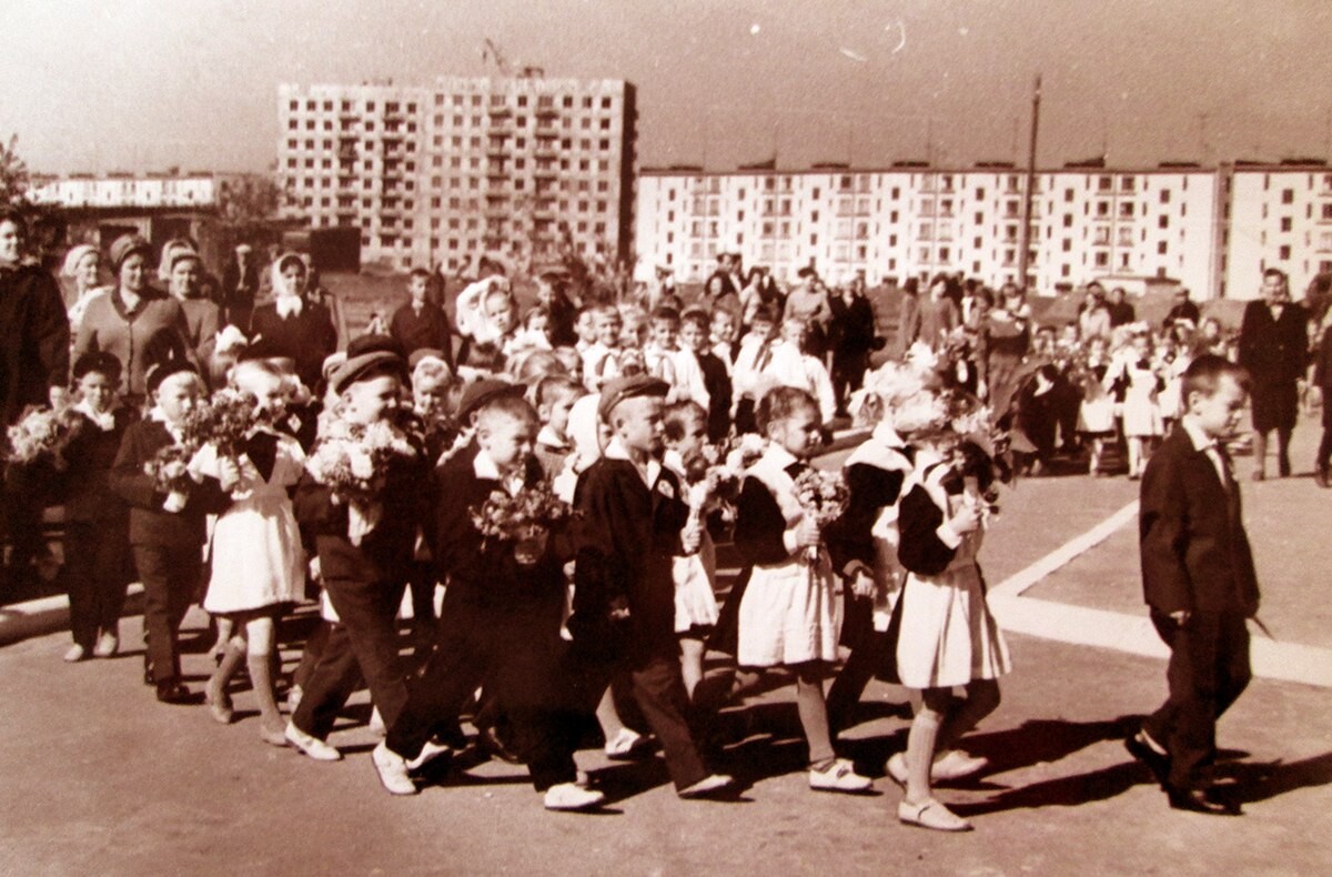 Школа № 20 на 960 мест во 2-м микрорайоне 7 августа 1964 г. Фотография из альбом