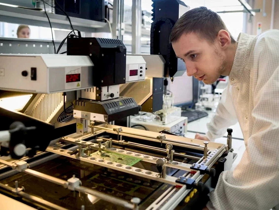 электронная промышленность. завод резонит. технологии микроэлектроники. современное производство. электронные российские технологии.