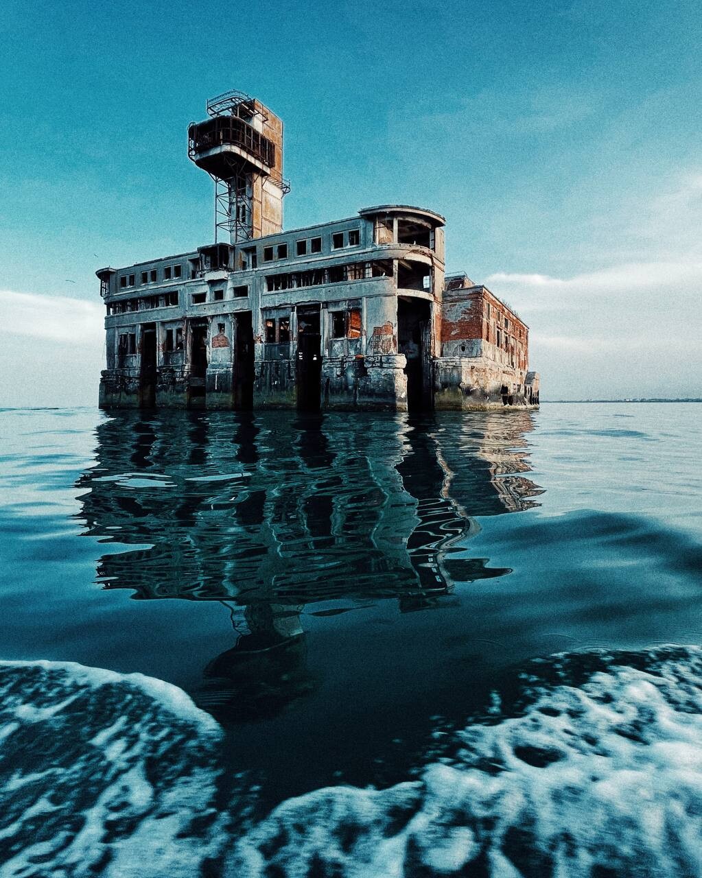 Каспийск цех 8 в море. Завод Дагдизель в Каспийске. Восьмой цех завода «Дагдизель», Каспийск. Дагдизель Каспийск 8 цех. Каспийское море Дагдизель.