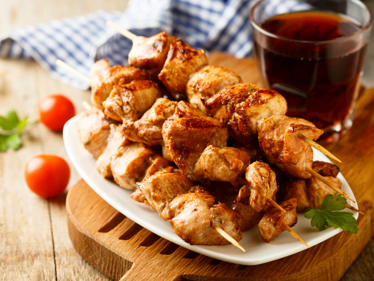 Шашлык индейка. Шашлык с колой. Шашлык аппетитный. Маринад для шашлыка из свинины. Шашлык из куриного филе на мангале.
