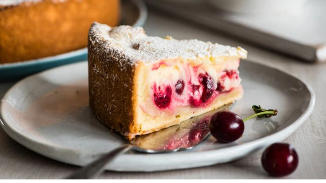 Сметанник с вишней. Вишневый пирог с миндалем. Песочный пирог с вишней и сметанной заливкой. Заливной пирог с вишней и творогом. Пирог с вишней и сметанной заливкой.
