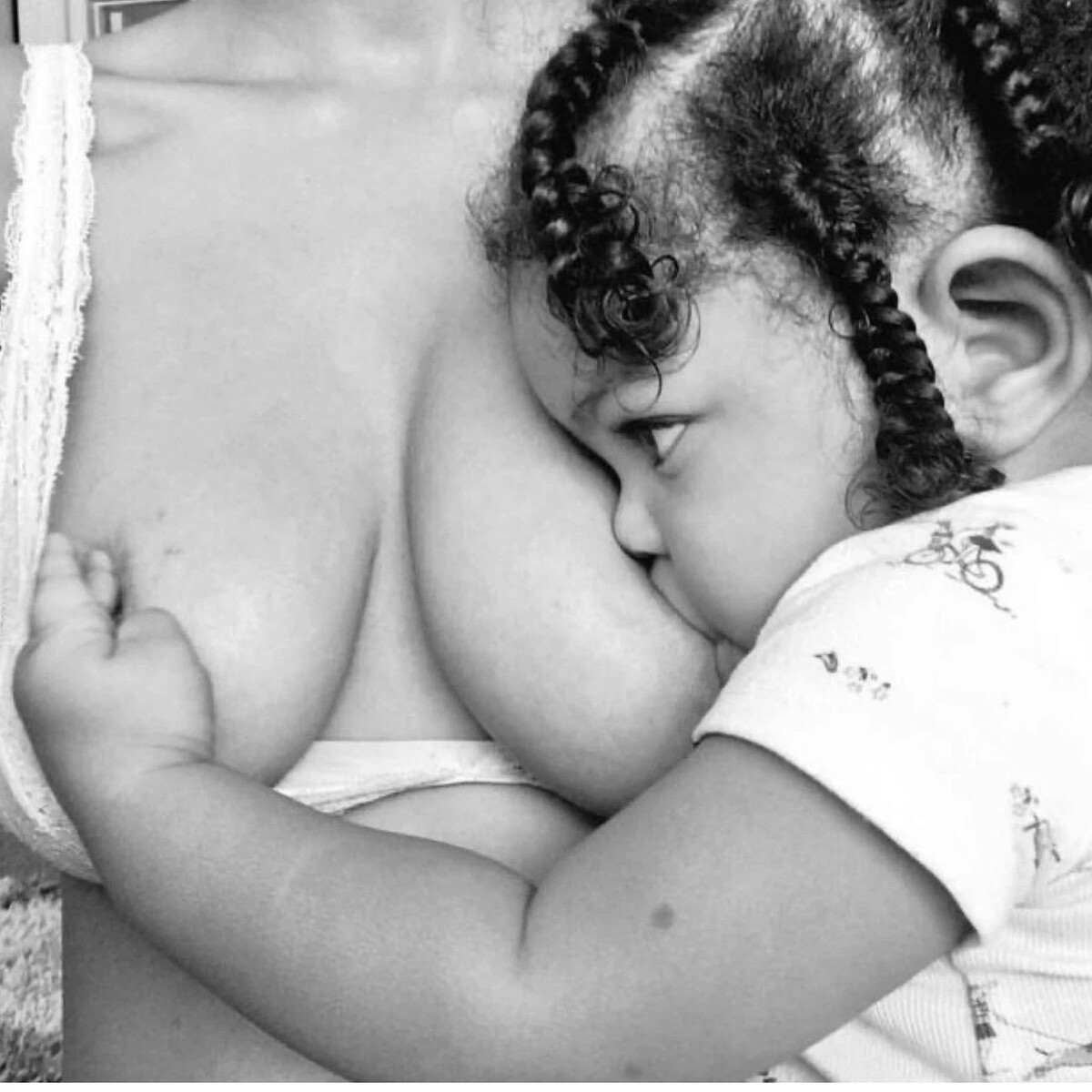 дочь трогает грудь мамы фото 112