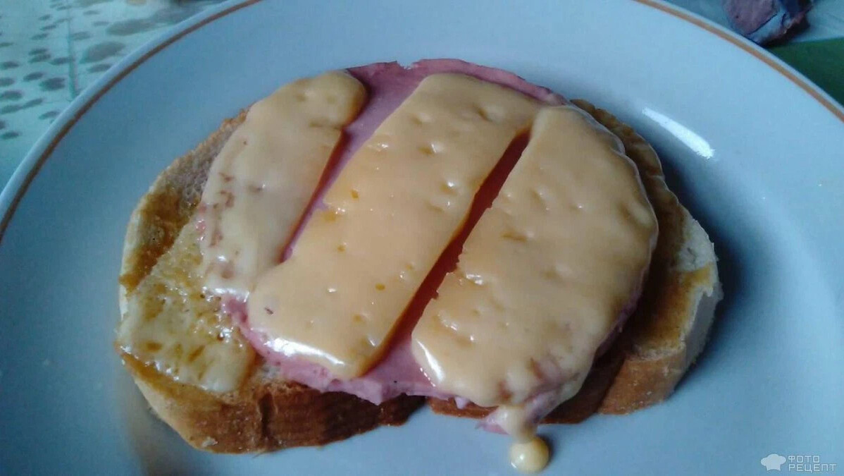 Бутерброд с колбасой и сыром в микроволновке. Сколько калорий в бутерброде с сыром и помидором. Бутерброд с колбасой калории. Vegetarian ham slices. Бутерброд с сыром калорийность.