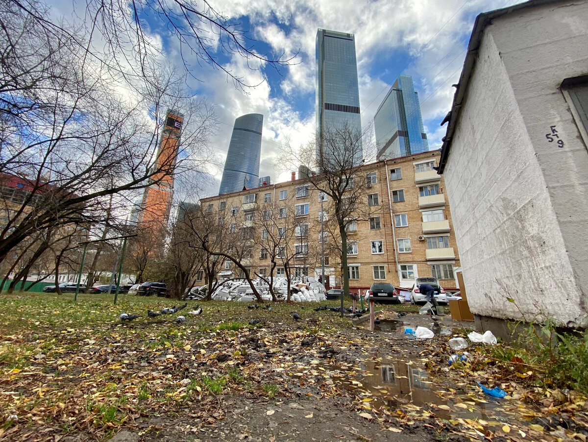 Контрасты москвы. Москва Сити и трущобы. Москва Сити и бедность. Трущобы на фоне Москва Сити.