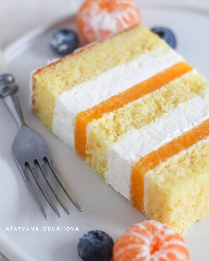 Морковный торт с апельсиновым кремом. Торт манго маракуйя. Торт апельсин маракуйя. Морковный торт с апельсиновым конфи. Торт с апельсинами.