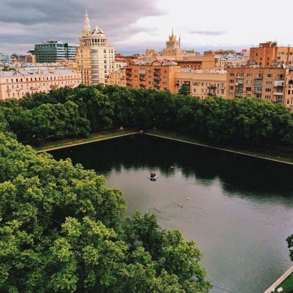 Пруды в москве. Патриаршие пруды Москва. Патрики Патриаршие пруды. Патриашрие пруды Моква. Патриаршие пруды МГУ.