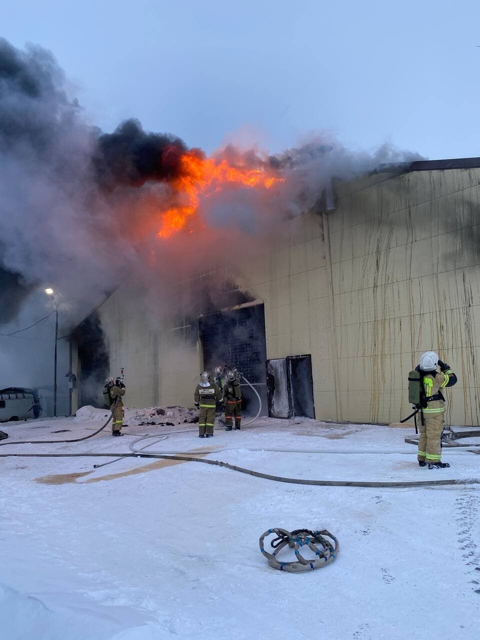 Остров ваадху. Кафе лагуна дагомыс. Горит лагуна. Пожар в салехарде сегодня. Пожар лагуна янао.