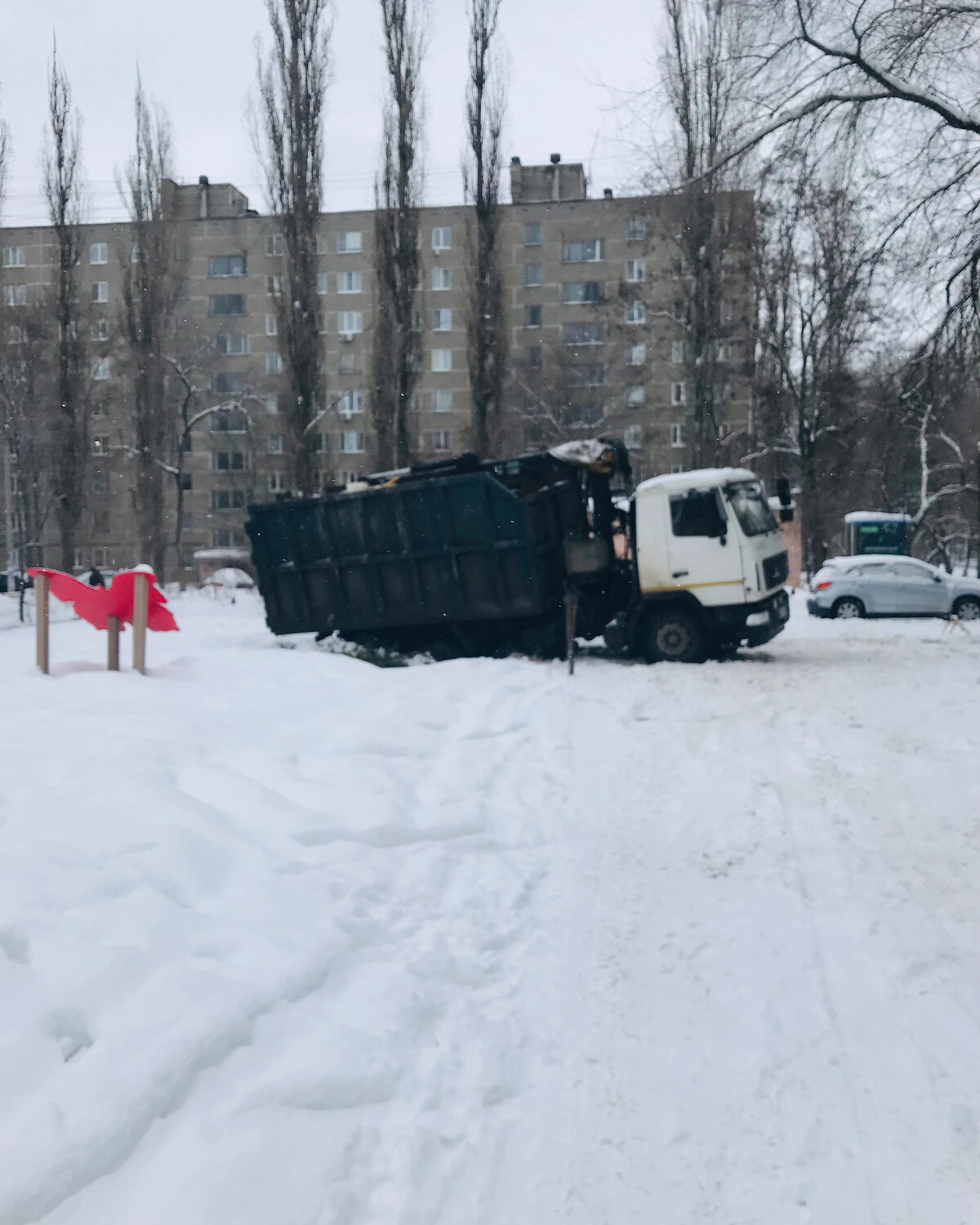 Новости воронежа дзен. Мусоровоз застрял. Мусоровоз в Шуе застрял на улице. Мусоросборочная машина. Тюмень съемки МУСОРОВОЗЧИКА зима.