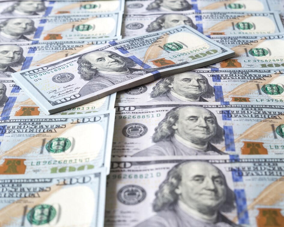 доллары на счетах цб. доллары на счетах цб. американец с деньгами. фон обменка. иностранная валюта.