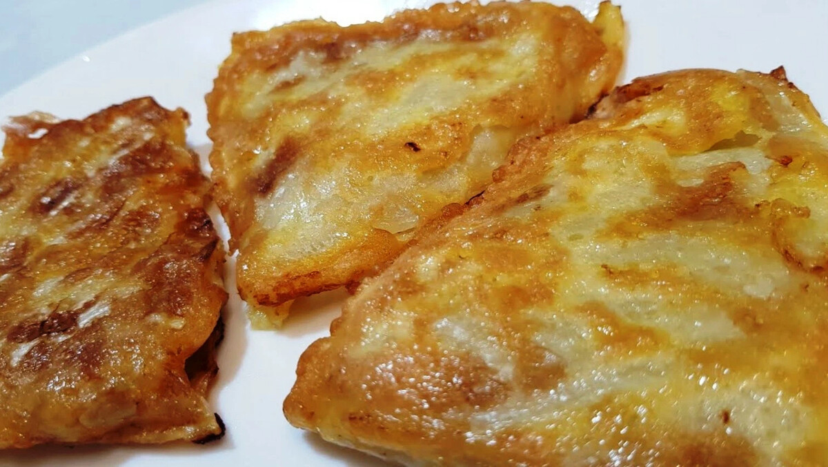 Чебуреки в капустных листьях. Чебурек из капустных листов. Чебуреки из капусты с фаршем на сковороде. Чебурек из капустных листов. Чебуреки в капустных листьях.