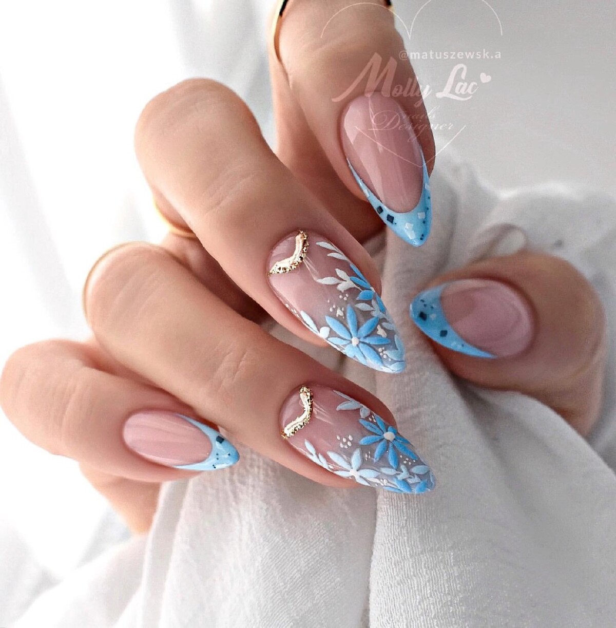 Белый с синим френч на миндалевидных ногтях