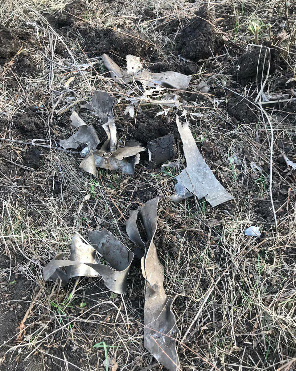 Где упали обломки в курске. Снаряд в Белгородской области. Обломки упавшие в Белгородской области. Осколки ракеты в Белгороде. Упавший снаряд в Белгороде.