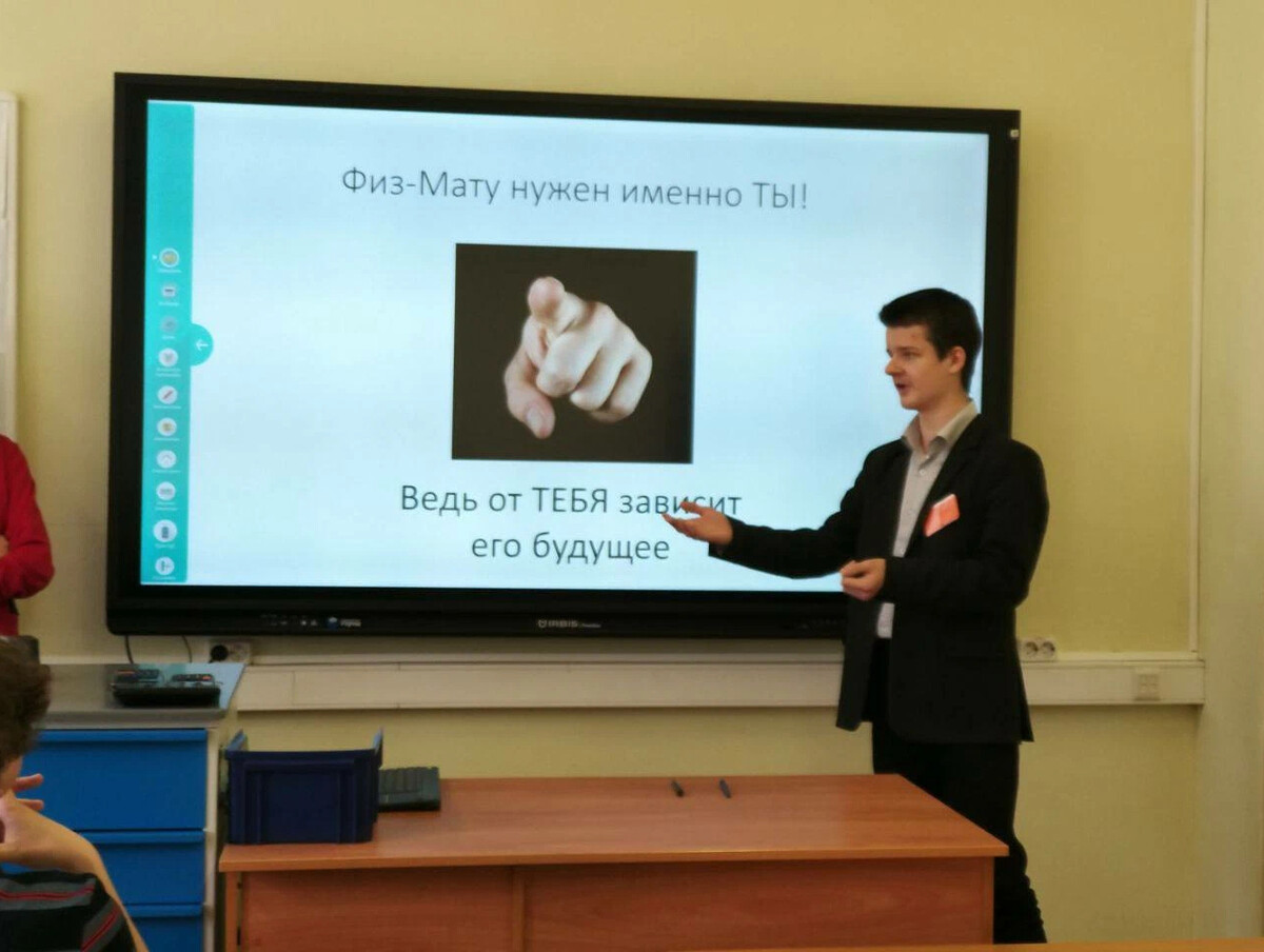 дальнейший учеба. английский на компьютере. школа это фундамент знаний. подростки в школе. языковая школа в англии.