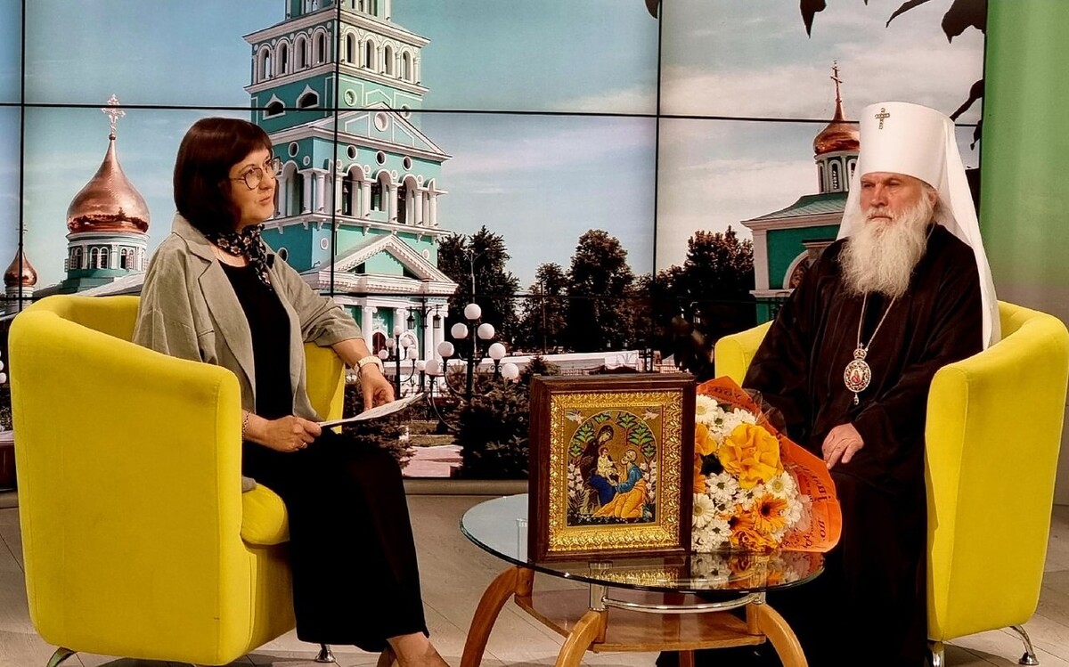 Батюшка читает евангелие. Евангелие картинки. Какую главу евангелия читают сегодня в церкви. Чтение евангелия в храме. Архидиакон ювеналий троице сергиева лавра фото.