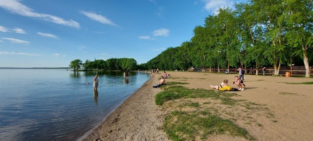 Переславль-залесский озеро плещеево пляж. Городской пляж переславль залесский. Плещеево озеро переславль. Переславль-залесский пляжи плещеева озера. Озеро плещеево в переславле залесском можно купаться.