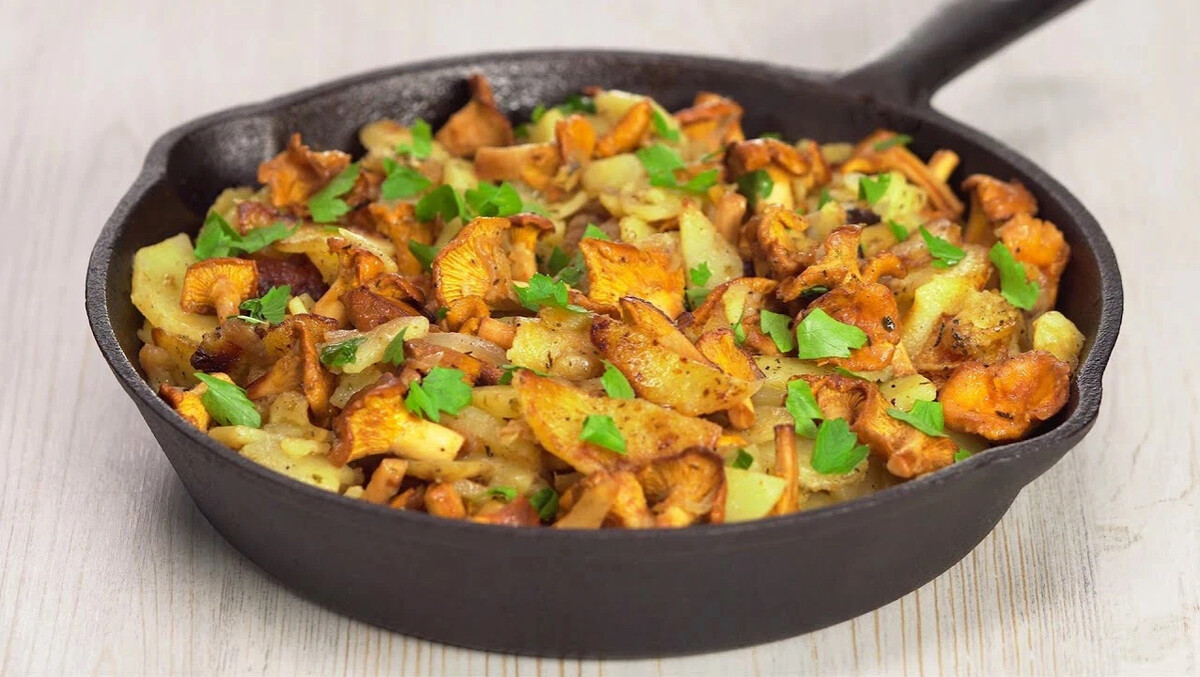Вкусные блюда из лисичек рецепты с фото. Сезонные блюда с лисичками. Вкусные блюда из лисичек рецепты с фото. Лисички грибы жареные. Вкусное блюдо с лисичками.