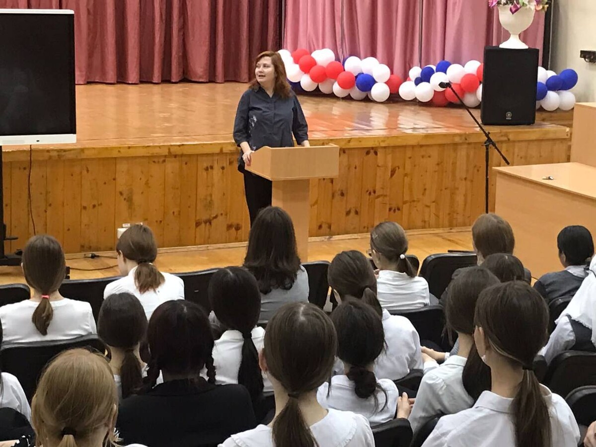 Педагог и ученик. Дети в классе. Беседа с девочками 8 класса. Старшеклассники в школе. Вгуэс мой путь в профессии.