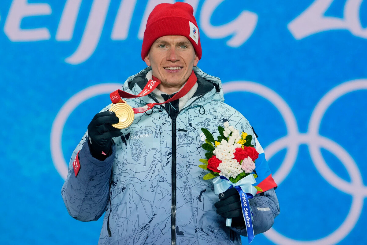 Про известного спортсмена. Александр Большунов с медалями 2022. Большунов медали 2022. Александре Большунов медали 2022. Большунов медали на Олимпиаде 2022.