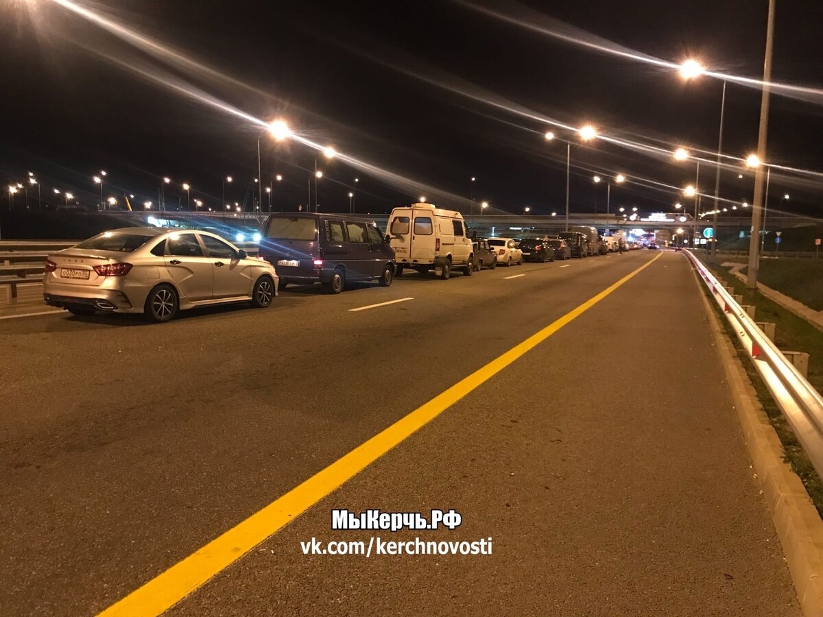 Есть пробка на крымском мосту. Пробка на мосту. Очередь на Крымский мост сейчас. Крымский мост со стороны Тамани. Крымский мост фото очередь.