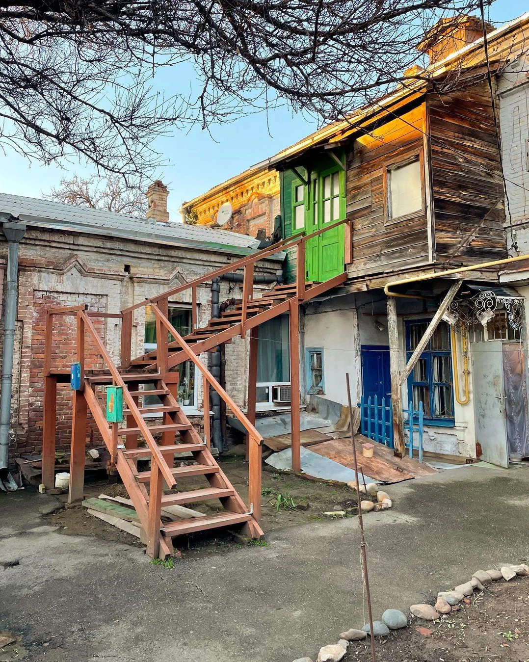 Старые дворики краснодара. Дворы на красной краснодар. Район старый центр краснодар. Португалия краснодар двор. Комфорт во дворе.