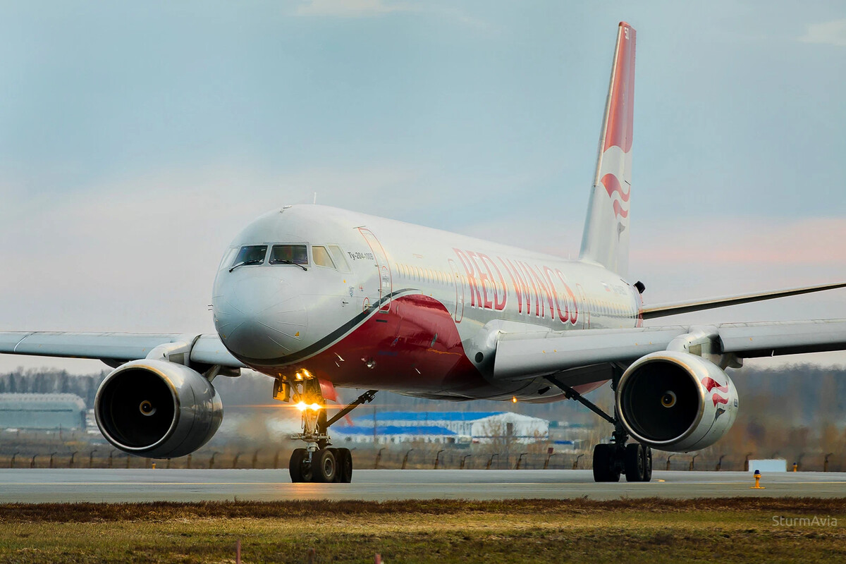Red wings москва. 64014 Ту 204. Ту 204/214 Redwings. Ред Вингс ту 204 Экипажная. Красная авиакомпания.