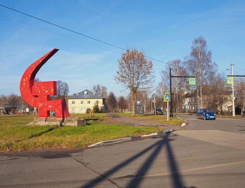 Дома серп и молот на диагональной фото