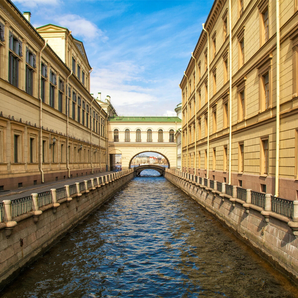 Эрмитажный мост в Санкт-Петербурге