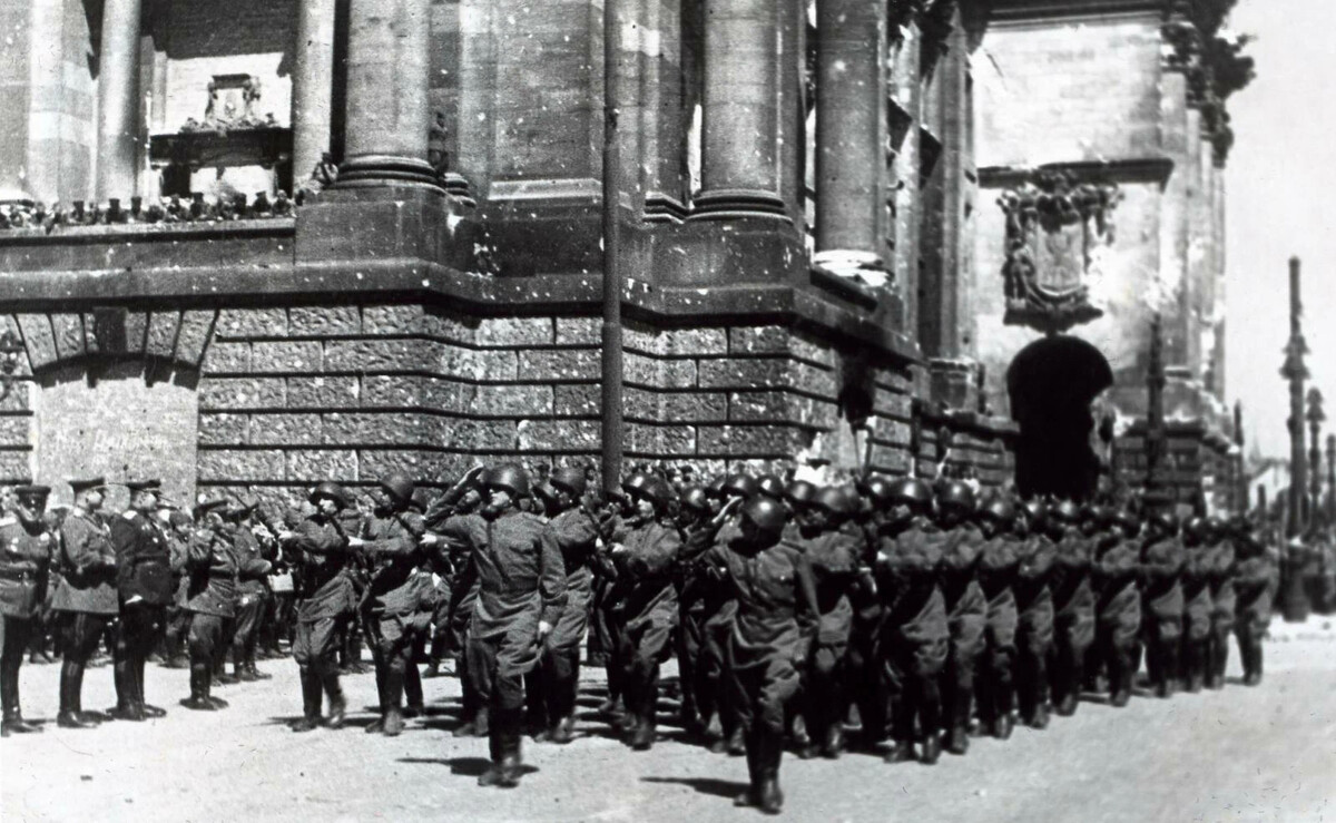 16 мая 1945 года. Берлинский парад Победы 1945. Парад союзников в Берлине сентябрь 1945 года. Парад Победы в Берлине 1945 г.. Берлинская ратуша Берлин 1945.