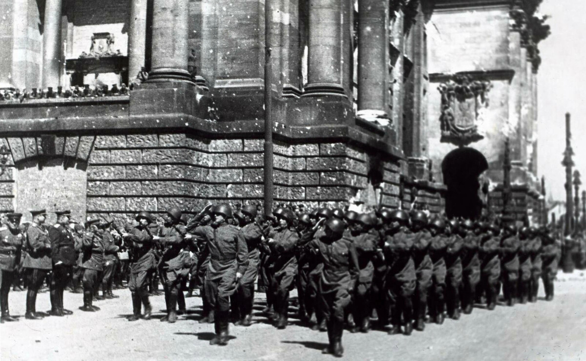 Фотография берлин 5 мая укажите год. Берлинский парад Победы 1945. Парад союзников в Берлине сентябрь 1945 года. Парад Победы в Берлине 1945 г.. Берлинская ратуша Берлин 1945.