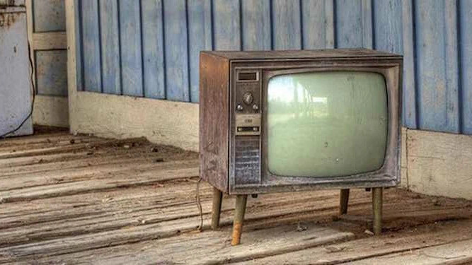 Маленький кинескопный телевизор. Телевизор на помойке. Сдать старые телевизоры воронеж. Телевизор рубин ц 208. Прием старых телевизоров.