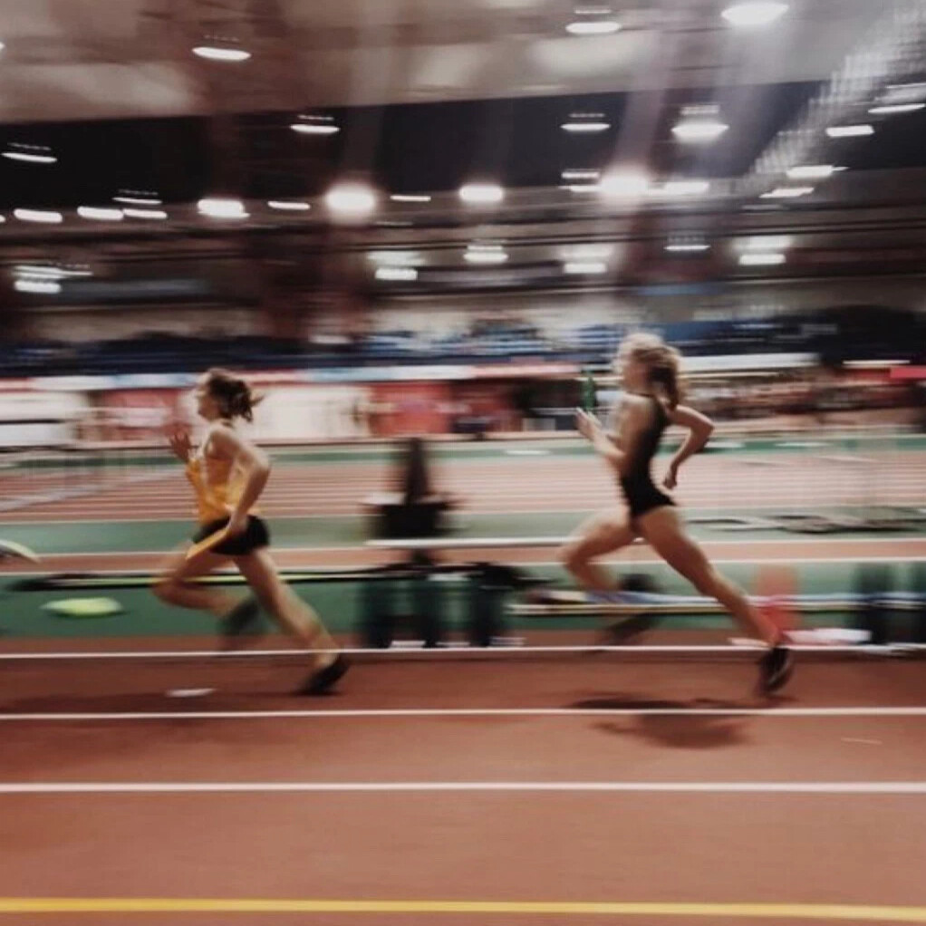 ньют бегущий в лабиринте. томас сангстер ньют. фф бегущие. спорт бег. спортсмен бежит.