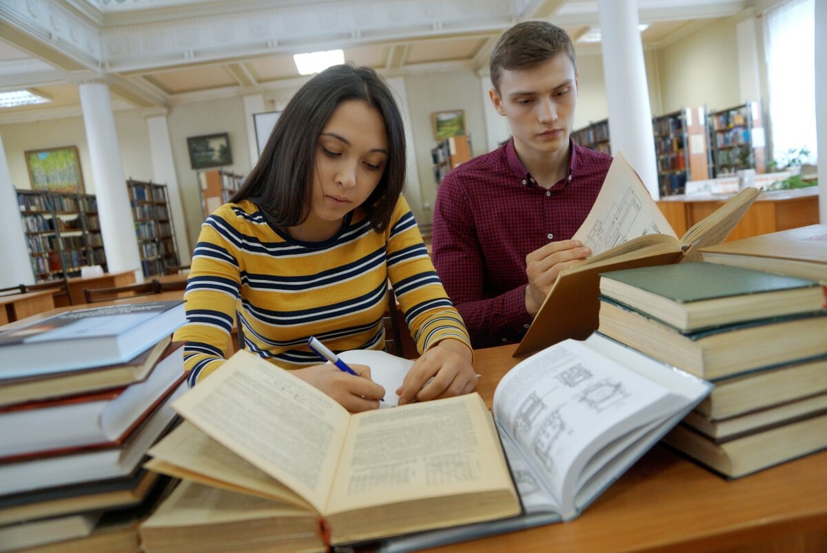 Девушка в университете. Поступить в техникум. Студент за партой. Студент пишет. Институт студенты.