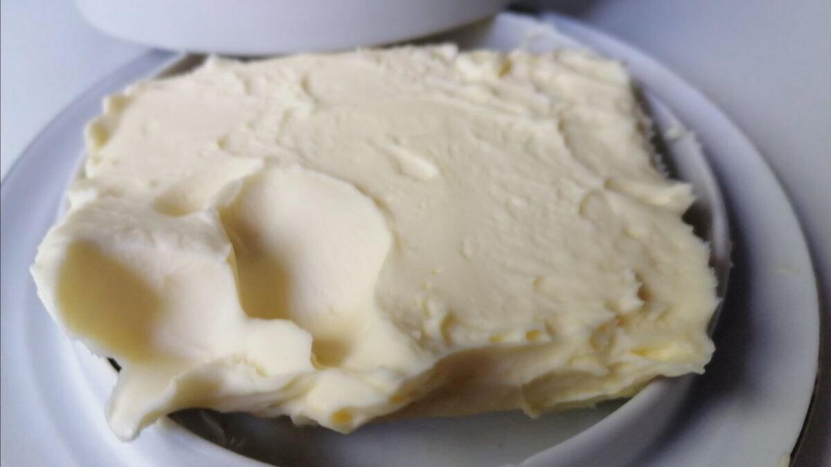 Масло есть. Масло сливочное 83%. 5 Г сливочного масла. Саратовское масло сливочное. Масло сливочное село родное