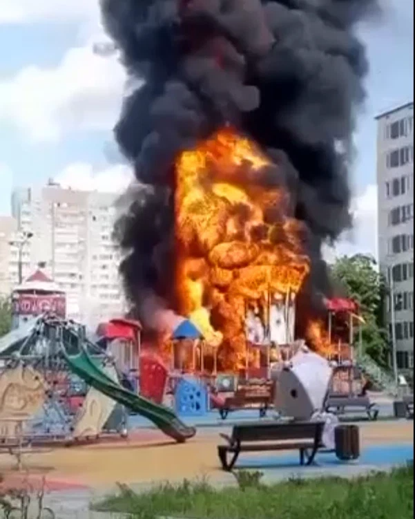 Пожар на площадке в Кокошкино. Горит детская площадка в Кокошкино. Пожар на детской площадке в Кокошкино. Сгорела детская площадка в новой Москве.