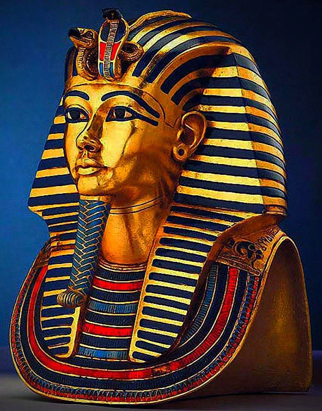 Включить фараона. Погребальная маска Тутанхамона. Фараон Тутанхамон маска. Золотая маска фараона Тутанхамона. Древний Египет Золотая маска фараона Тутанхамона.